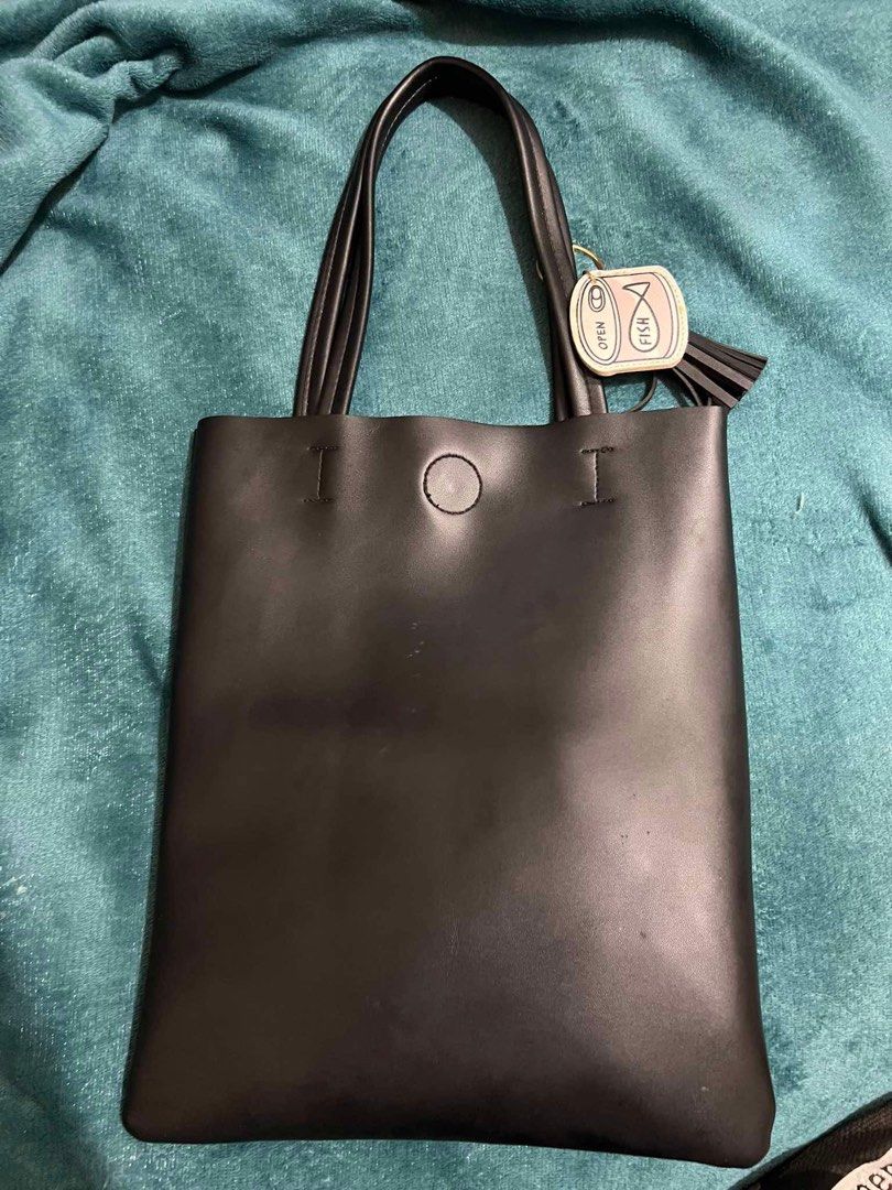 Cat Faux Leather Tote Bag (Category: Tote Bags) located in Dagupan City. Submitted by fonsomatthy (Listing ID 1332998174, Image 2). Description: ‼️FOR SALE!‼️ ✅Cat Faux Leather Tote Bag 👉🏻Helping a friend ✅ With minimal signs of usage as seen sa pic. Has one magnetic closure. Keychain included RFS: Decluttering 📍Location: San Fabian, Pangasinan ‼️Can reduce price for sure buyer‼️ 🧾 MOP will be Gcash/COP (if LBC) 🚚 Delivery will be shouldered