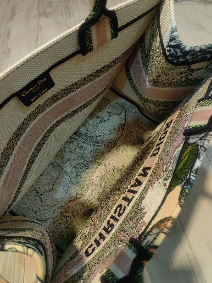 Cd bt (Category: Luxury Bags & Wallets) located in Cebu City. Submitted by erlacoleccion (Listing ID 1333118286, Image 3). Description: fully embroidered canvas.