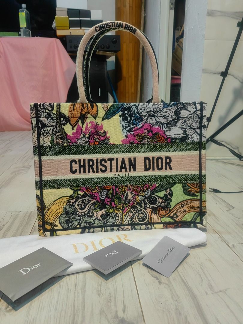 Cd bt (Category: Luxury Bags & Wallets) located in Cebu City. Submitted by erlacoleccion (Listing ID 1333118286, Image 1). Description: fully embroidered canvas.
