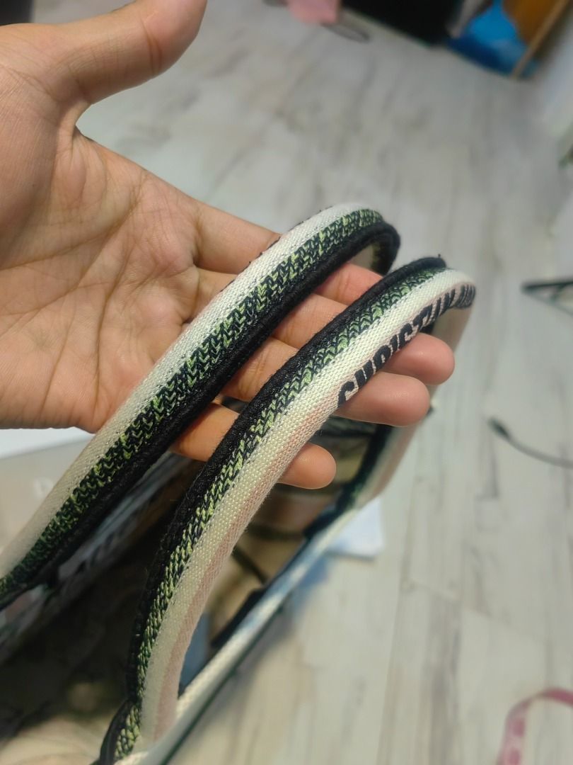 Cd bt (Category: Luxury Bags & Wallets) located in Cebu City. Submitted by erlacoleccion (Listing ID 1333118286, Image 2). Description: fully embroidered canvas.