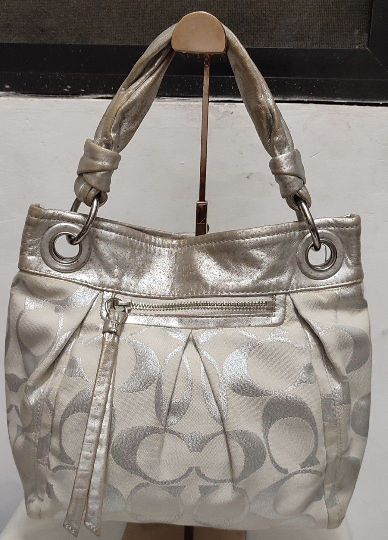 Kili | Shoulder COACH PARKER (Category: Luxury Bags & Wallets) located in Caloocan City. Submitted by wlbags (Listing ID 1332997718, Image 3). Description: .