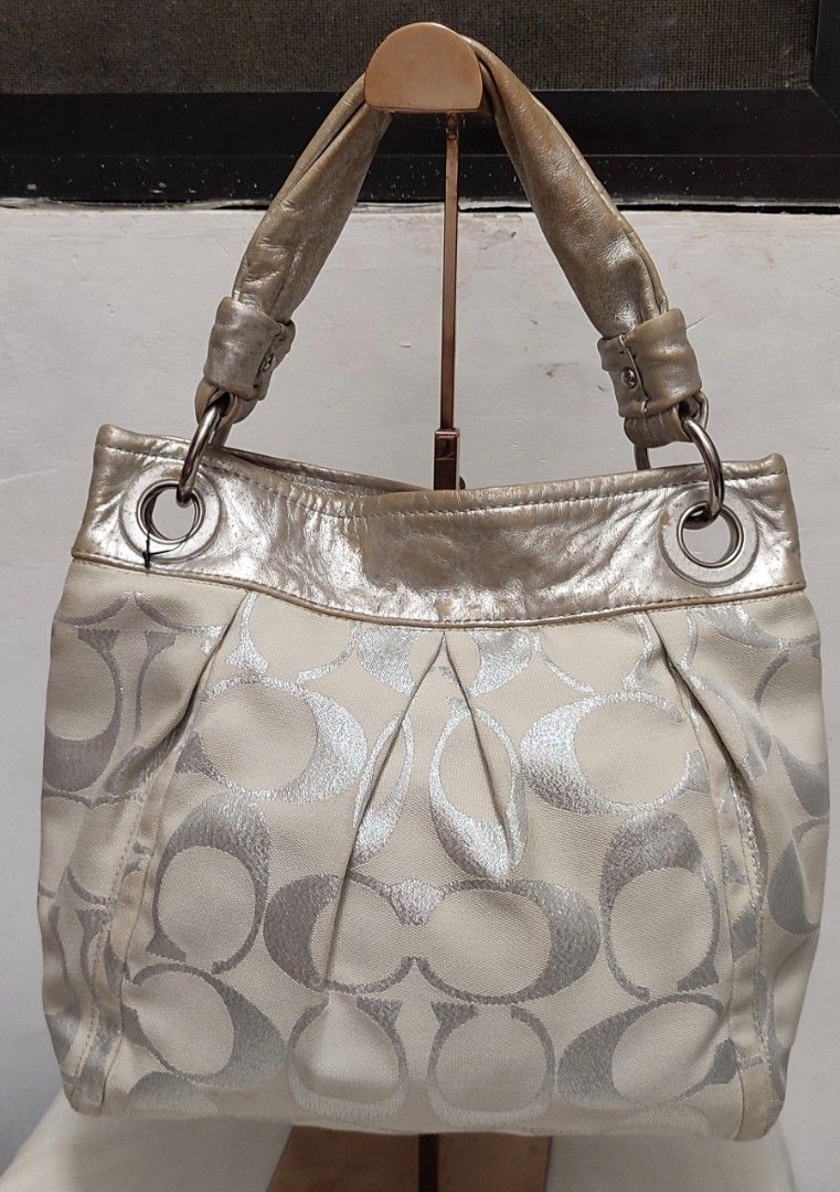 Kili | Shoulder COACH PARKER (Category: Luxury Bags & Wallets) located in Caloocan City. Submitted by wlbags (Listing ID 1332997718, Image 1). Description: .