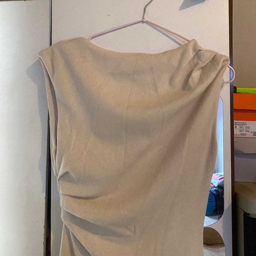 H&M Knitted Dress with slit (Category: Dresses) located in Pasay City. Submitted by Mar1o (Listing ID 1333046191, Image 2). Description: used only once for a vacation trip bought sept 2024 srp: ₱ 1,790 Small on tag but can be fit for medium frame *bottom part is a bit see-through Shipping fee is shoulder by buyer!.