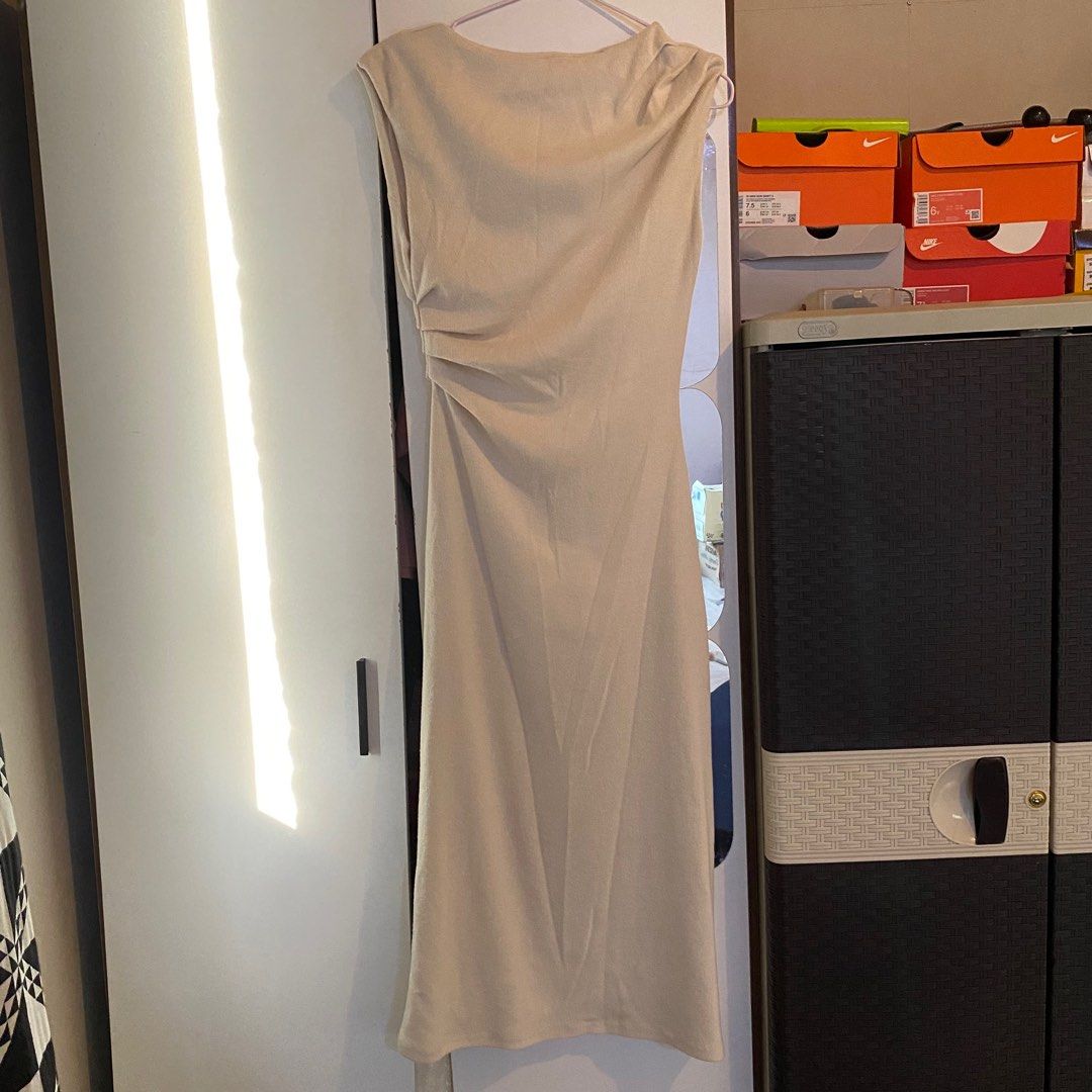 H&M Knitted Dress with slit (Category: Dresses) located in Pasay City. Submitted by Mar1o (Listing ID 1333046191, Image 1). Description: used only once for a vacation trip bought sept 2024 srp: ₱ 1,790 Small on tag but can be fit for medium frame *bottom part is a bit see-through Shipping fee is shoulder by buyer!.