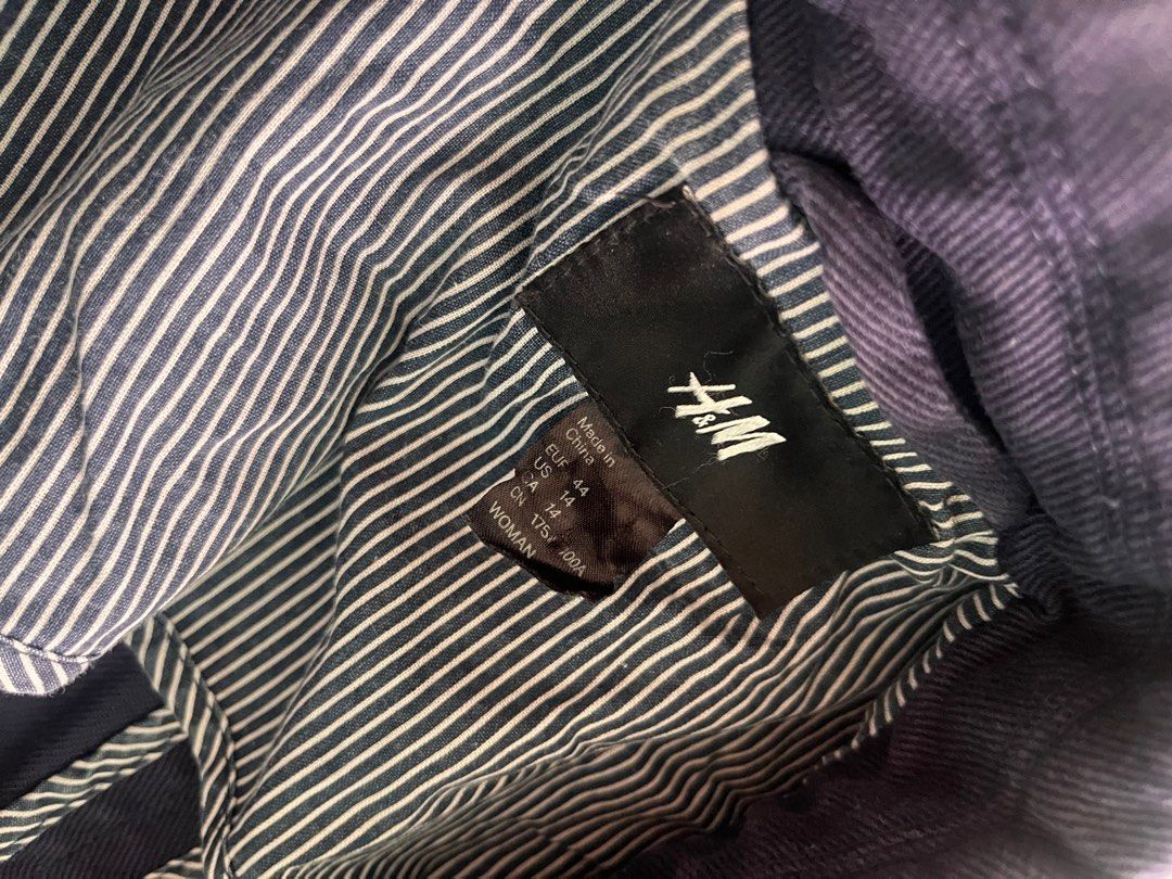 H&M Navy Blue Jacket (Category: Coats, Jackets and Outerwear) located in Mandaluyong City. Submitted by msafer (Listing ID 1333006183, Image 3). Description: Length: 25" Width: 18" Arm length: 25" Thick and warm when worn All buttons functional Fits best S-M frame.