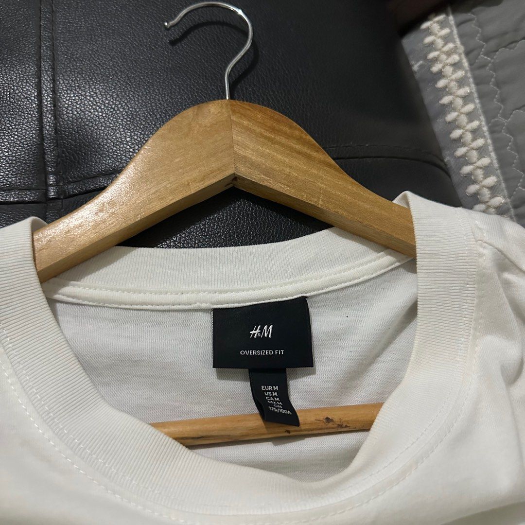 H&M White Oversized Tee (Category: Tshirts & Polo Shirts ) located in Caloocan City. Submitted by johnathanj (Listing ID 1333099359, Image 2). Description: Medium on tag 23 x 29.5 Small washable stain on the end of one sleeve .