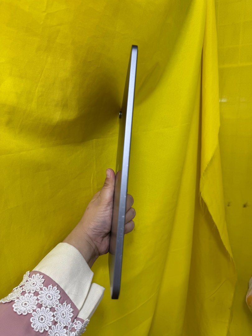 iPad Air 4 64GB WiFi Only (Category: iPad) located in Pasig City. Submitted by fairgadgetshop (Listing ID 1333081277, Image 3). Description: Buy/Sell/Trade/Swap Legit Seller w/ Physical Store Mabilis Kausap Installment via Credit Card, GGives, Gcredit, SPaylater and Billease with additional interest We accepting Brandnew or Secondhand iPad Air 4 64GB Wifi Only 1 Dent lower part posted (di pwede sa maselan) Working Fingerprint/Truetone No hidden A