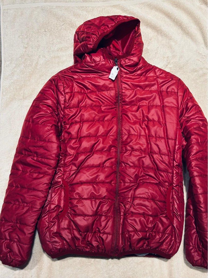 Light down jacket (Category: Coats, Jackets and Outerwear) located in Singapore. Submitted by sporean (Listing ID 1333107902, Image 1). Description: Practical and light down jacket. Hardly used. Shoulder 40cm Bust 104cm Length 58cm Sleeve 57cm.