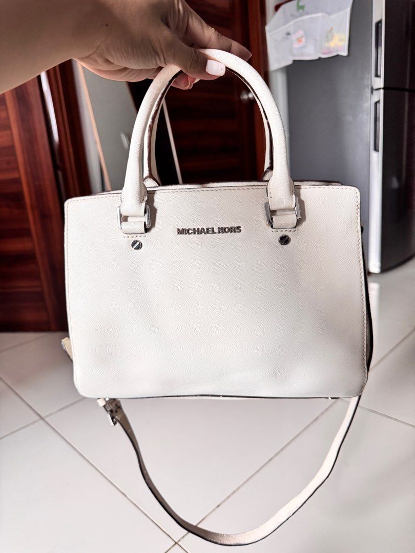 SALE!!! MK hand bag 2 way (Category: Luxury Bags & Wallets) located in Cebu City. Submitted by farahjeani55804 (Listing ID 1332982763, Image 3). Description: Original MK 2 way Hand bag in white Clean exterior Interior lipstick stain can be washed.. Super nice😊.