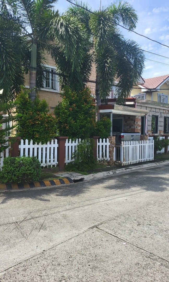 NORTH MADISON PLACE, MALOLOS BULACAN (Category: House & Lot) located in Bulacan. Submitted by jrl1101 (Listing ID 1333005250, Image 1). Description: House and Lot for sale! 205sqm Malapit sa NLEX pa-manila. 24/7 security Malapit sa SB, Hapchan, Mcdo, Shakeys etc. Malapit sa police outpost. Hindi binabaha. Good investment or tirahan kapag gusto niyo. 5 kwarto, 4 sa taas, 1 sa ibaba. 2 garage, 3 sasakyan ang kasya, may garden area rin. 3 CR Price: 