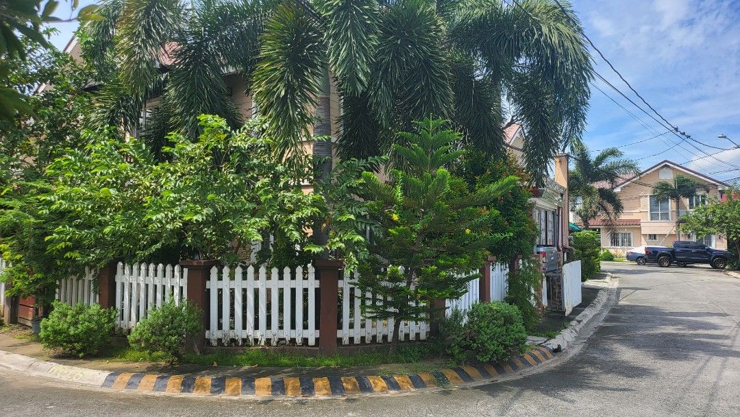 NORTH MADISON PLACE, MALOLOS BULACAN (Category: House & Lot) located in Bulacan. Submitted by jrl1101 (Listing ID 1333005250, Image 2). Description: House and Lot for sale! 205sqm Malapit sa NLEX pa-manila. 24/7 security Malapit sa SB, Hapchan, Mcdo, Shakeys etc. Malapit sa police outpost. Hindi binabaha. Good investment or tirahan kapag gusto niyo. 5 kwarto, 4 sa taas, 1 sa ibaba. 2 garage, 3 sasakyan ang kasya, may garden area rin. 3 CR Price: 