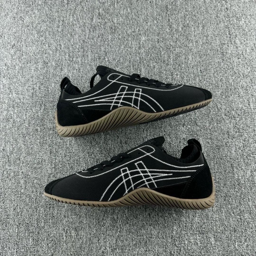 Onitsuka Tiger SCLAW ブラックスニーカー24.0 今キテるスニーカーは、オニツカタイガーの「SCLAW」だよ！ステッチの