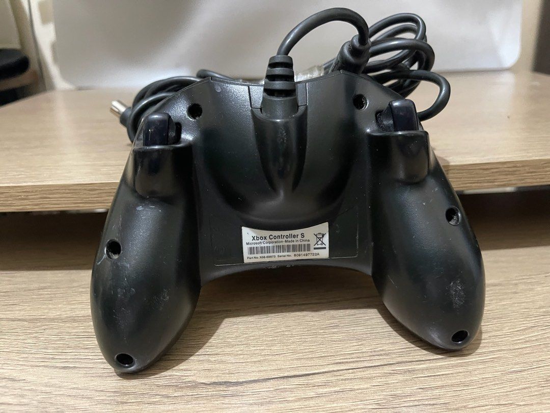 Original xbox controller first gen came from Unit makines intact (Category: Controllers) located in Caloocan City. Submitted by red_rob (Listing ID 1333029068, Image 3). Description: Naka post ang prisyo, 1 pc only Original Microsoft xbox first gen Wired Controller For xbox 1st generation (not for 360 or xbox one) Makinis pa yan Wires is intact, wala nabalatan or nadaga Crisp buttons Good physical condition, no basag or crack My 1st gen xbox cons