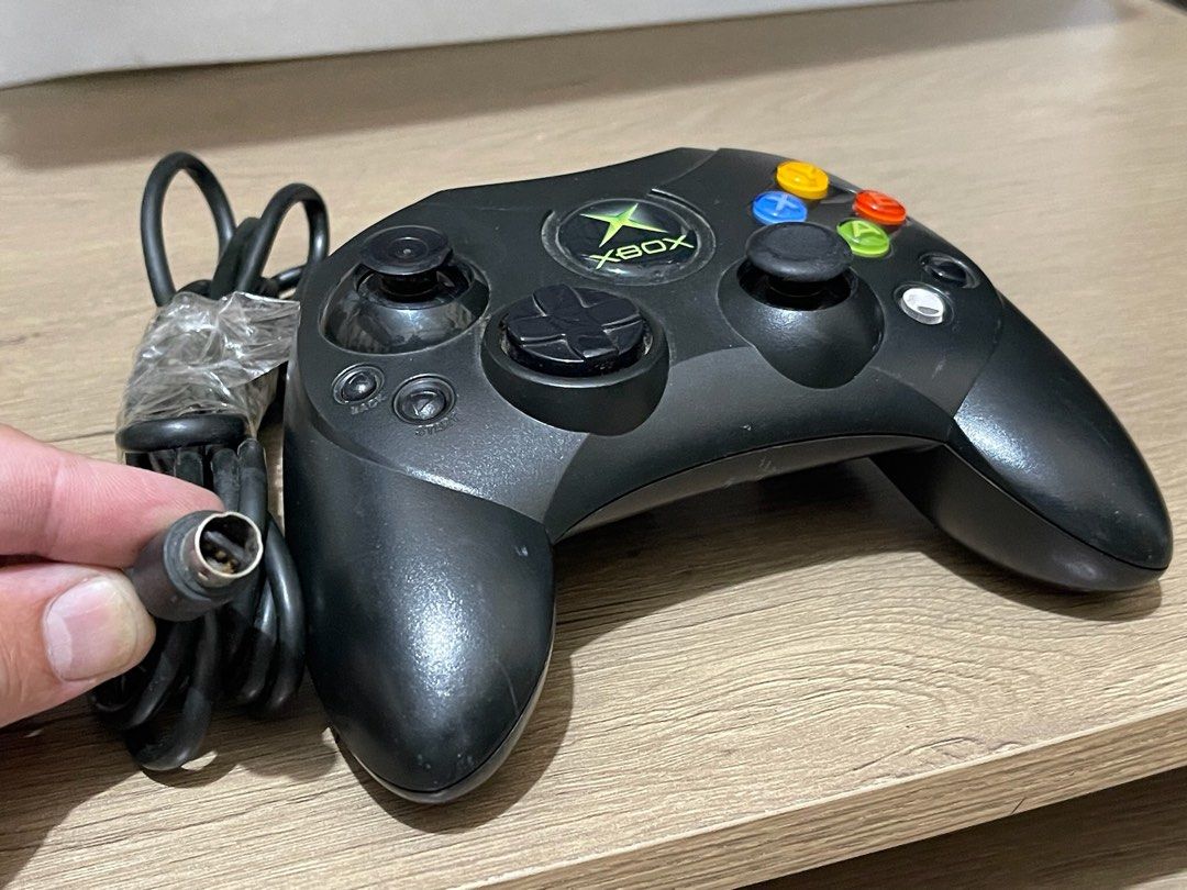 Original xbox controller first gen came from Unit makines intact (Category: Controllers) located in Caloocan City. Submitted by red_rob (Listing ID 1333029068, Image 1). Description: Naka post ang prisyo, 1 pc only Original Microsoft xbox first gen Wired Controller For xbox 1st generation (not for 360 or xbox one) Makinis pa yan Wires is intact, wala nabalatan or nadaga Crisp buttons Good physical condition, no basag or crack My 1st gen xbox cons