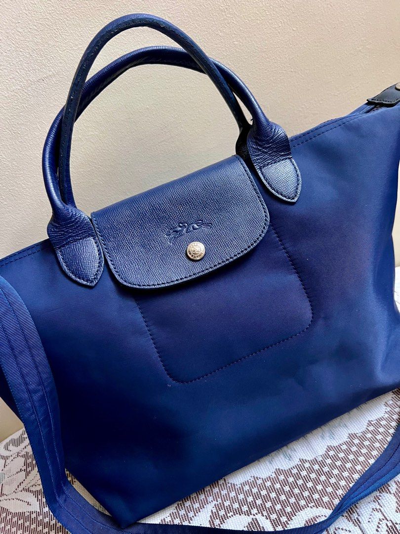 Longchamp Two Bay Bağ not Coach Tory (Category: Tote Bags) located in Cavite. Submitted by Junells_Nook (Listing ID 1333149353, Image 2). Description: Excellent condition with normal signs of use Pls check images for authenticity..