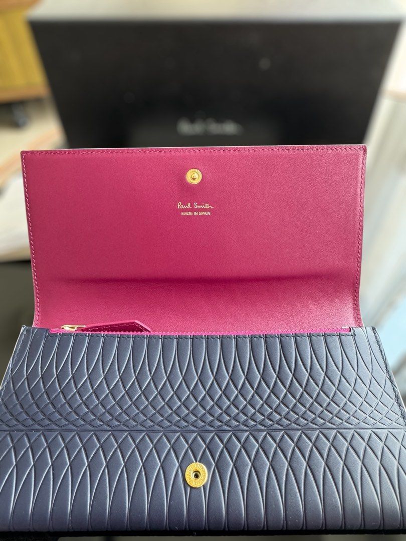 Paul Smith Quilted Leather Wallet (Category: Purses & Pouches) located in Singapore. Submitted by modebyvc (Listing ID 1333046247, Image 2). Description: Discover sophistication with the Paul Smith Quilted Leather Wallet. Featuring an intricate quilted pattern, this wallet is a masterpiece of design and craftsmanship. The luxurious leather exterior is accentuated by the elegant Paul Smith logo in gold, adding a touch of refinement. Its spacious i