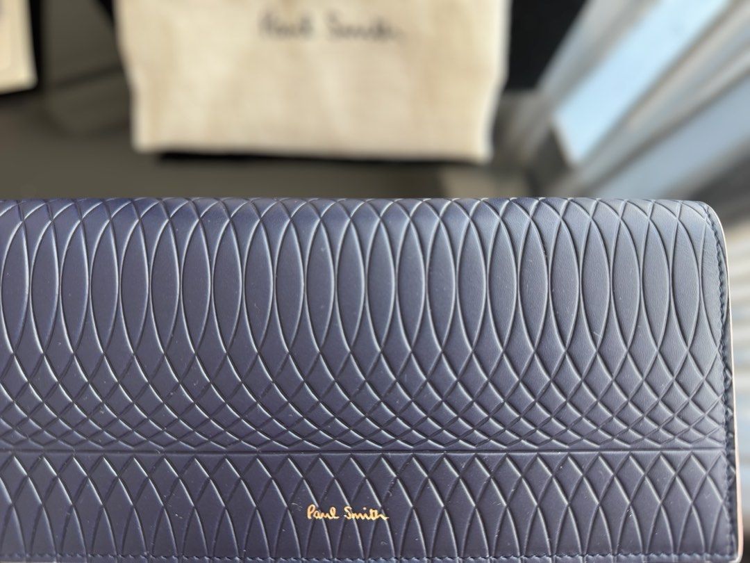 Paul Smith Quilted Leather Wallet (Category: Purses & Pouches) located in Singapore. Submitted by modebyvc (Listing ID 1333046247, Image 1). Description: Discover sophistication with the Paul Smith Quilted Leather Wallet. Featuring an intricate quilted pattern, this wallet is a masterpiece of design and craftsmanship. The luxurious leather exterior is accentuated by the elegant Paul Smith logo in gold, adding a touch of refinement. Its spacious i
