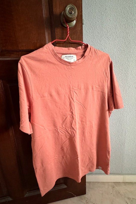 Pull & Bear (Basic) (Category: Tshirts & Polo Shirts) located in Singapore. Submitted by maddboii (Listing ID 1333036489, Image 1). Description: A basic tee that use used once or twice. Condition: 8.5-9/10.