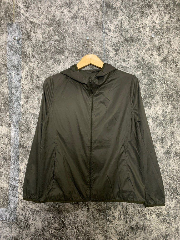 Uniqlo jaket tipis running ld100 p60 Fesyen Wanita Pakaian Wanita Baju Luaran di Carousell