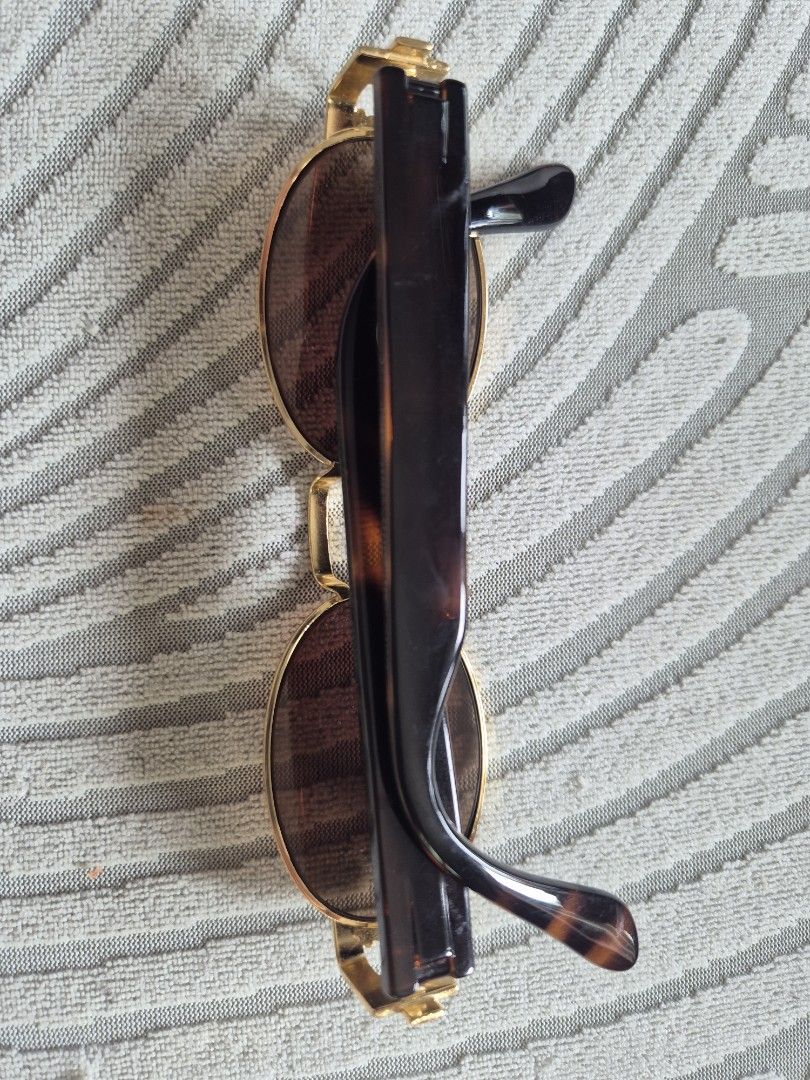 Versace Versus Gianni Sunglass (Category: Sunglasses & Eyewear) located in Taguig. Submitted by MCSison (Listing ID 1332985148, Image 3). Description: Rfs: not used anymore In pristine condition. No scratches etc.