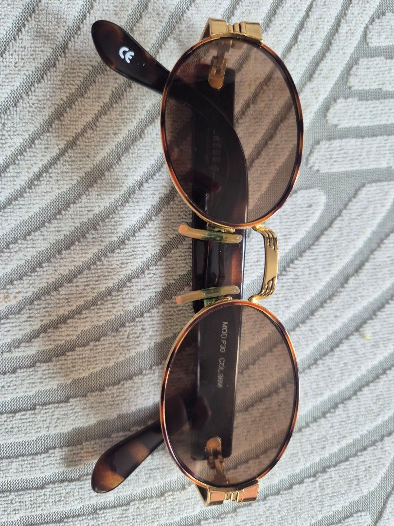 Versace Versus Gianni Sunglass (Category: Sunglasses & Eyewear) located in Taguig. Submitted by MCSison (Listing ID 1332985148, Image 2). Description: Rfs: not used anymore In pristine condition. No scratches etc.