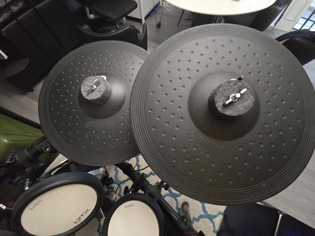 Well loved Yamaha DTX 582K digital electronic drum with extra cymbal