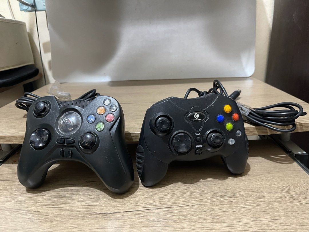 Xbox wired controllers 1st gen atomic play and venom brand (Category: Controllers) located in Caloocan City. Submitted by red_rob (Listing ID 1333028644, Image 1). Description: take all only Microsoft xbox first gen Wired Controller For xbox 1st generation (not for 360 or xbox one) Atomic play brand Wires intact, wala nabalatan or nadaga Venom brand may crack ang wire cover sa banda dulo pero wla tama ang mismo wire All crisp buttons. Both Good p