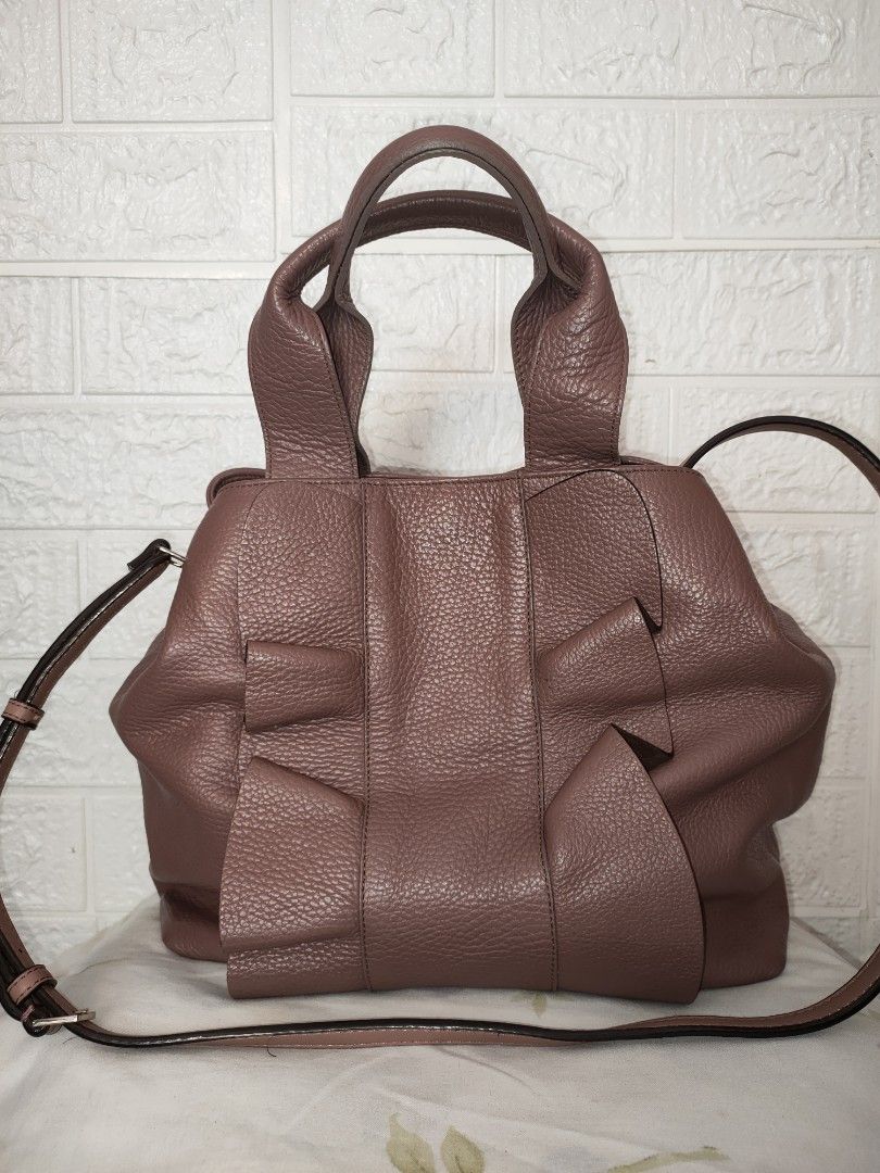 AUTHENTIC PRELOVED BAG (Category: Luxury Bags & Wallets) located in Manila. Submitted by merliahmiraebagventureph (Listing ID 1333217012, Image 1). Description: Minimal sign of usage. Replace ang kayang sling but all goods nman. Genuine leather.