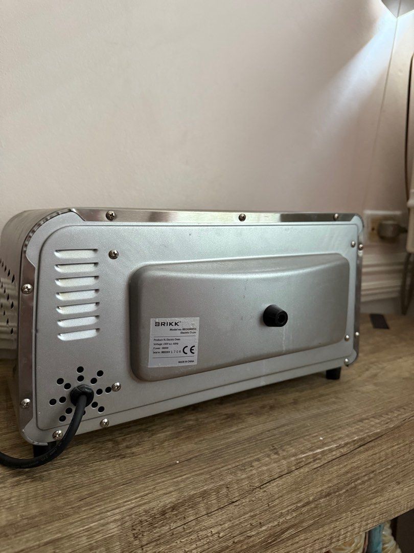 Brikk 9L Electric Oven (Category: Ovens & Toasters) located in Pasig City. Submitted by myclosetdetox.ph (Listing ID 1333155243, Image 3). Description: Original SRP ₱1999 Used only a couple of times RFS: Needed a bigger toaster Brikk 9L Electric Oven BEOGR09SS Specifications/Features: ✓ 9L Capacity ✓ With stainless steel housing ✓ 60-minute timer with ringer ✓ Upper & lower heating selector ✓ Heat protective cover ✓ Slide drip pan ✓ Baking tray ✓