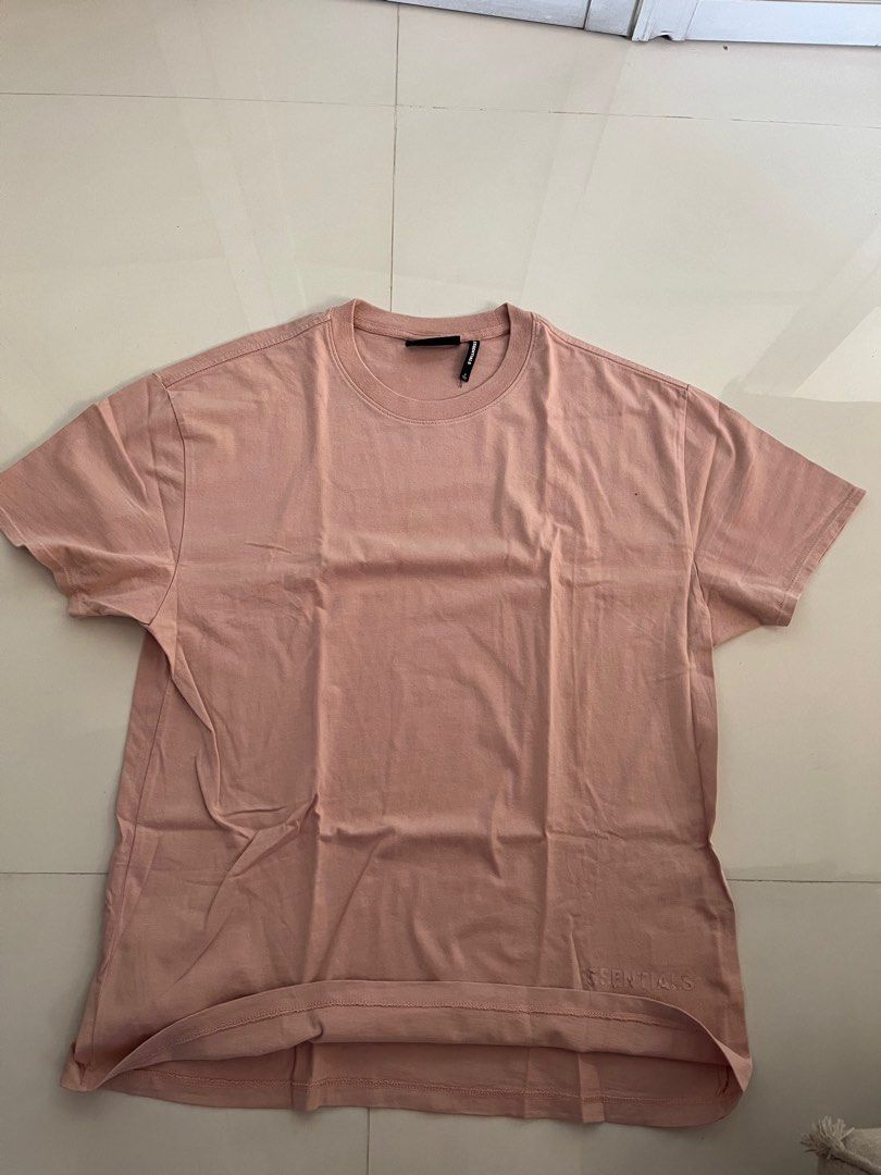 Essentials tee (Category: Tshirts & Polo Shirts) located in Singapore. Submitted by userrr17 (Listing ID 1333236515, Image 1). Description: Fog essentials tee 100% authentic.7/10 condition. But slight cracking as shown on the 4 slide.