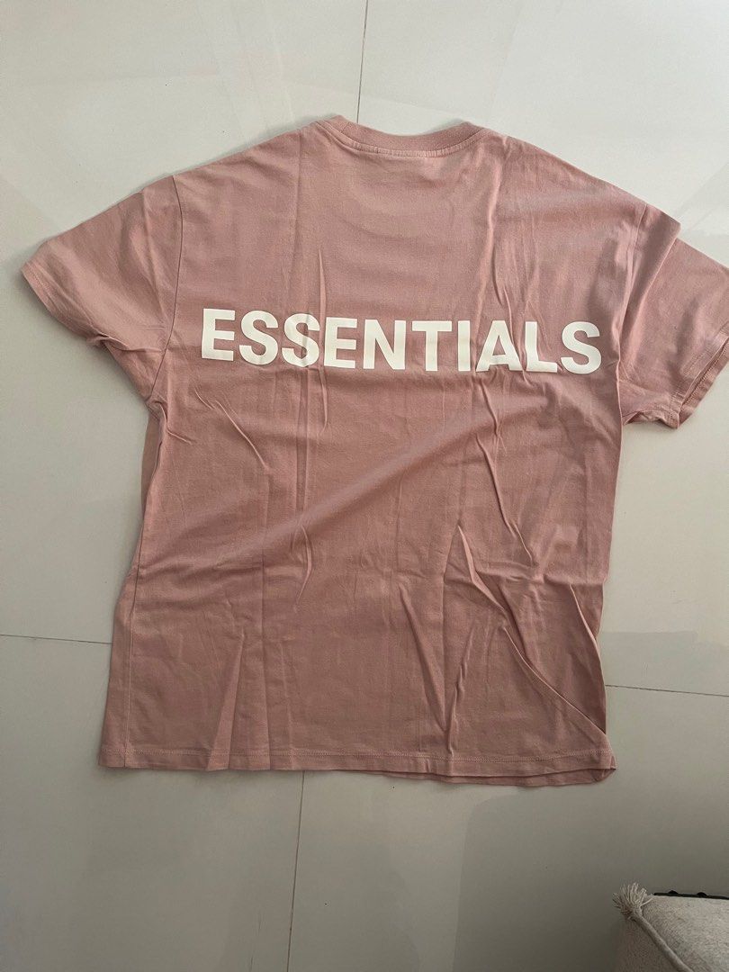 Essentials tee (Category: Tshirts & Polo Shirts) located in Singapore. Submitted by userrr17 (Listing ID 1333236515, Image 3). Description: Fog essentials tee 100% authentic.7/10 condition. But slight cracking as shown on the 4 slide.