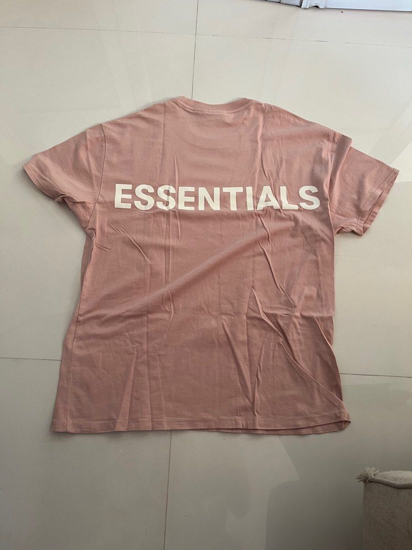 Essentials tee (Category: Tshirts & Polo Shirts) located in Singapore. Submitted by userrr17 (Listing ID 1333236515, Image 2). Description: Fog essentials tee 100% authentic.7/10 condition. But slight cracking as shown on the 4 slide.