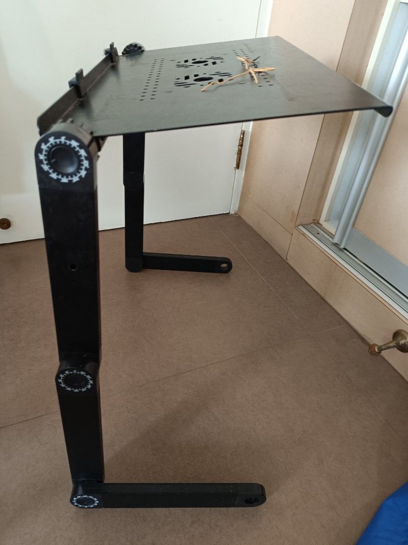 Foldable extendable table (Category: Tables & Sets) located in Singapore. Submitted by gyminsideout (Listing ID 1333319998, Image 2). Description: 42 cm Length 25.5 Breath 3-47 Height, extendable No side stand, I didn't find it practical.
