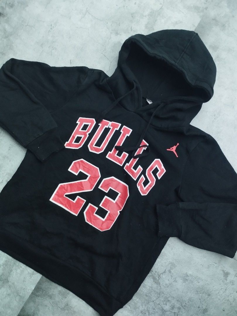 Hoodie jacket (Category: Hoodies) located in Cavite. Submitted by martjohn (Listing ID 1333154772, Image 3). Description: Bulls blck Size : Width : 18 Length : 22 Check details : 9/10.