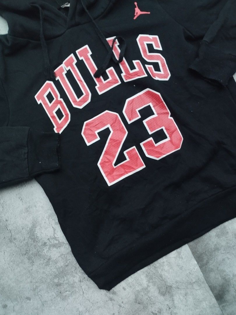 Hoodie jacket (Category: Hoodies) located in Cavite. Submitted by martjohn (Listing ID 1333154772, Image 2). Description: Bulls blck Size : Width : 18 Length : 22 Check details : 9/10.