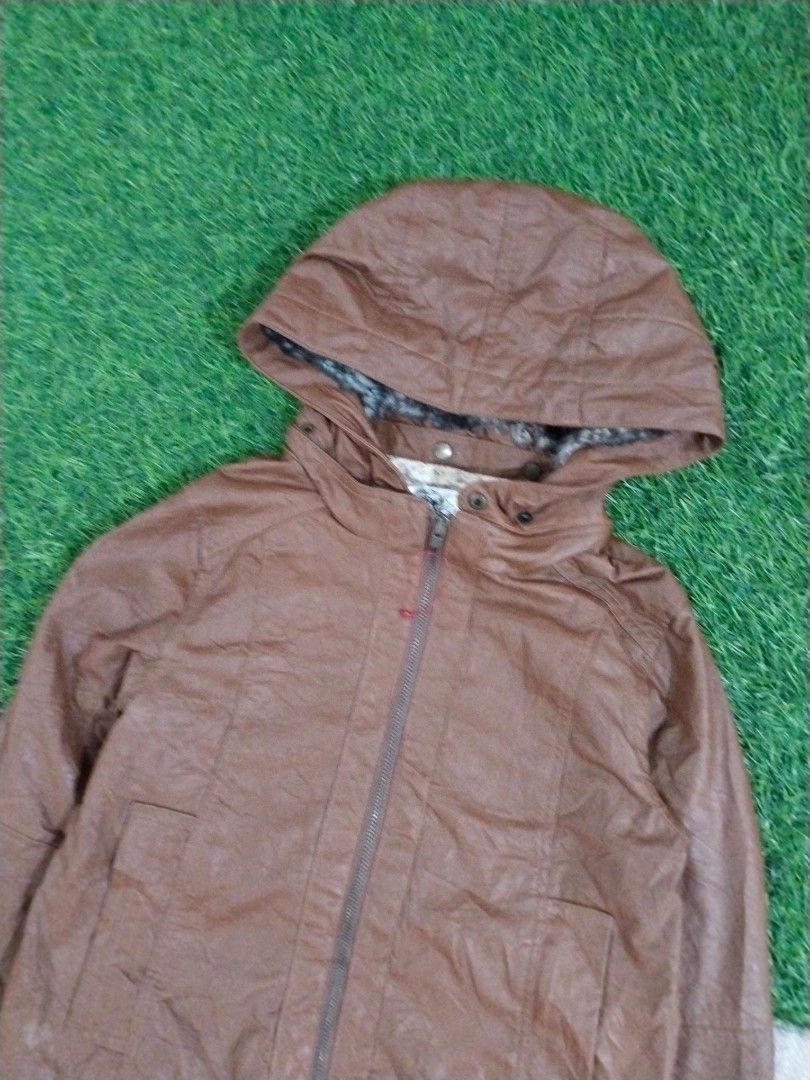 Leap Lippia Warm Leather Jaket (Kategori: Baju Luaran) berada di Depok. Dikirim oleh jiggjawsid (ID iklan 1333245618, Gambar 2). Deskripsi: LEAP LIPPIA WARM LEATHER JAKET Size : M PxL : 52x45 Tag : Prima Warna : Coklat Material : Kulit Hoodie bisa di lepas / pasang Use Good Condition 🔥🔥 Cond : 9/10 Has Been Laundried.