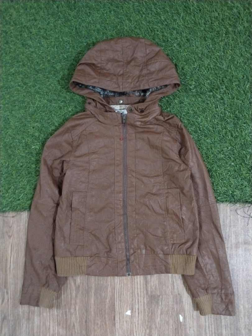 Leap Lippia Warm Leather Jaket (Kategori: Baju Luaran) berada di Depok. Dikirim oleh jiggjawsid (ID iklan 1333245618, Gambar 1). Deskripsi: LEAP LIPPIA WARM LEATHER JAKET Size : M PxL : 52x45 Tag : Prima Warna : Coklat Material : Kulit Hoodie bisa di lepas / pasang Use Good Condition 🔥🔥 Cond : 9/10 Has Been Laundried.