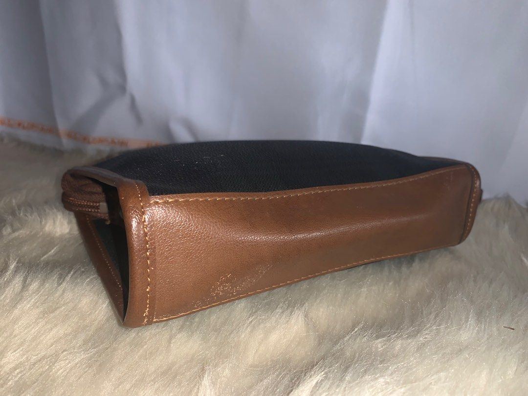 leather clutch handbag (Category: Wallets & Card holders) located in Manila. Submitted by rurusaid (Listing ID 1333194478, Image 3). Description: not sure about the brand flaws: yung color underneath (in pics) leather length: 6in witdth: 8.5 in.