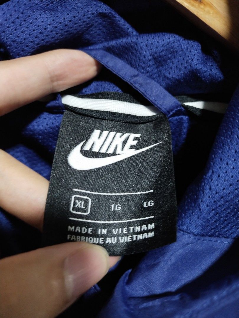 NIKE Sportswear Tritone Windbreaker (Category: Coats, Jackets and Outerwear) located in Mandaluyong City. Submitted by lcfl1014 (Listing ID 1333290789, Image 3). Description: 📌NIKE Sportswear Tritone WIndbreaker Tela: Windbreaker Size: XL on tag. 25inches width, 27.5inches length Color: Blue+Green+Red. 9.8/10 Condition: 9.8/10 no issues Delivery: Sho.p.ee COD, Lalamove, J&T Location: Namayan, Mandaluyong.