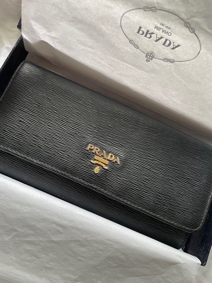 Prada Vitello Move Women's Leather Wallet (Category: Luxury Bags & Wallets) located in Valenzuela. Submitted by dees.corner (Listing ID 1333215222, Image 1). Description: Aut Prada wallet, purchased in JPN .