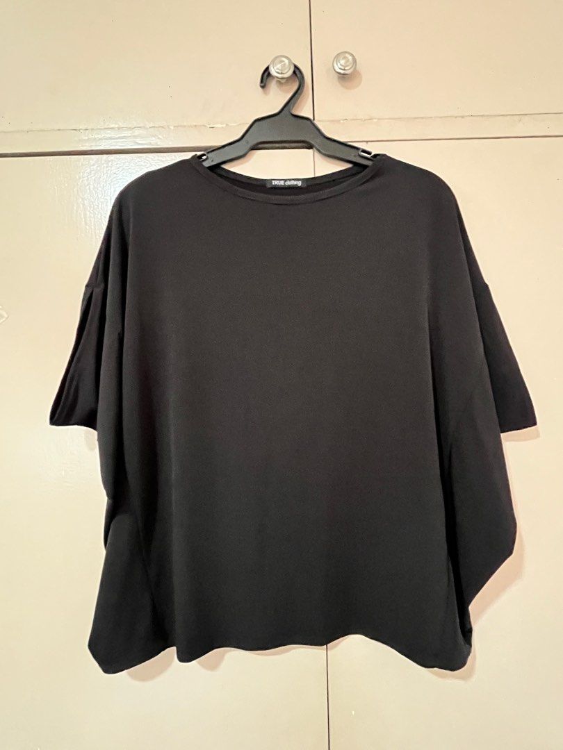 True Clothing Black top with batwing sleeves (Category: Blouses) located in Manila. Submitted by imwenavee (Listing ID 1333242196, Image 1). Description: With a relaxed fit and soft fabric, this makes it perfect for any casual or semi-formal look. Style it up with shorts or pants. Free size, can fit a medium to a semi-large frame. RFS: Decluttering MOP: Gcash or BPI .