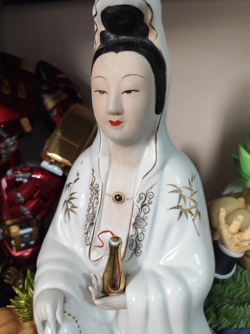 Vintage Quan Yin Buddha statue (Category: Vintage Collectibles) located in Manila. Submitted by chubbylovesoldstuff (Listing ID 1333284429, Image 2). Description: Fine Large Chinese Famille Rose Guanyin Fencai Porcelain Figure, Period Circa 1980's 17.5 inches height brings good fortune compassion and strength.