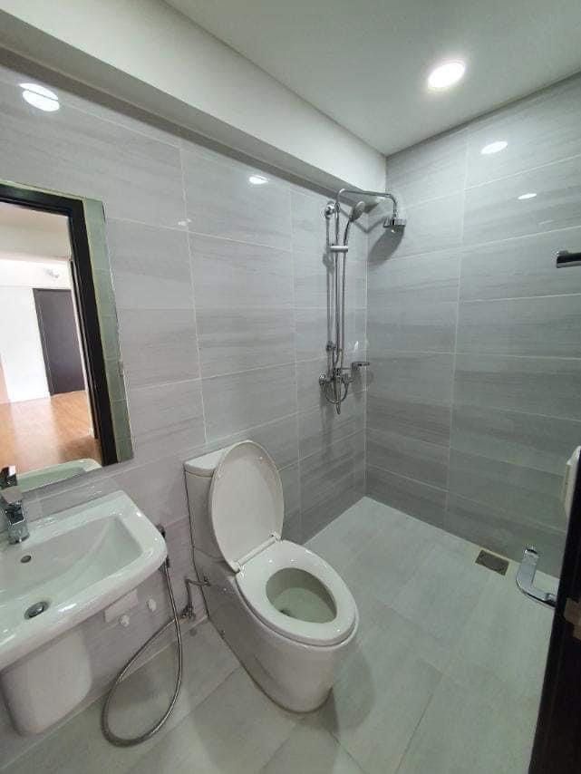 FOR SALE: 2BR Veranda Arca South (Category: Apartments & Condos) located in San Juan City. Submitted by teamalphatrading (Listing ID 1333438975, Image 2). Description: Alveo 2BR Veranda Arca South For Sale PHP 22M 2BR Veranda Arca South by Alveo 87 sqm 2 bedrooms 2 toilet and bath 1 parking slot 7th floor Brand New 3 split type AC Fully Paid Title on Hand.