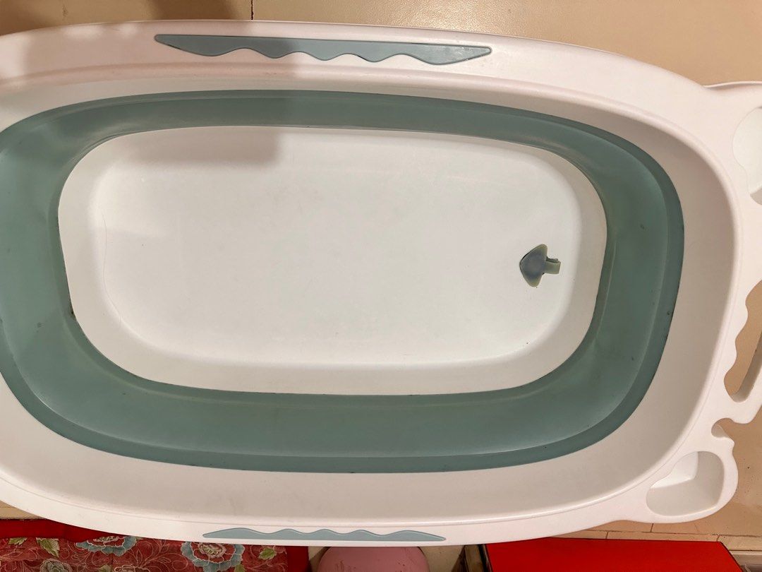 Baby bath tub/ Foldable bath tub (Category: Bathtub & Bath Accessories) located in Quezon City. Submitted by thea6881 (Listing ID 1333450284, Image 3). Description: Preloved foldable baby bath tub.