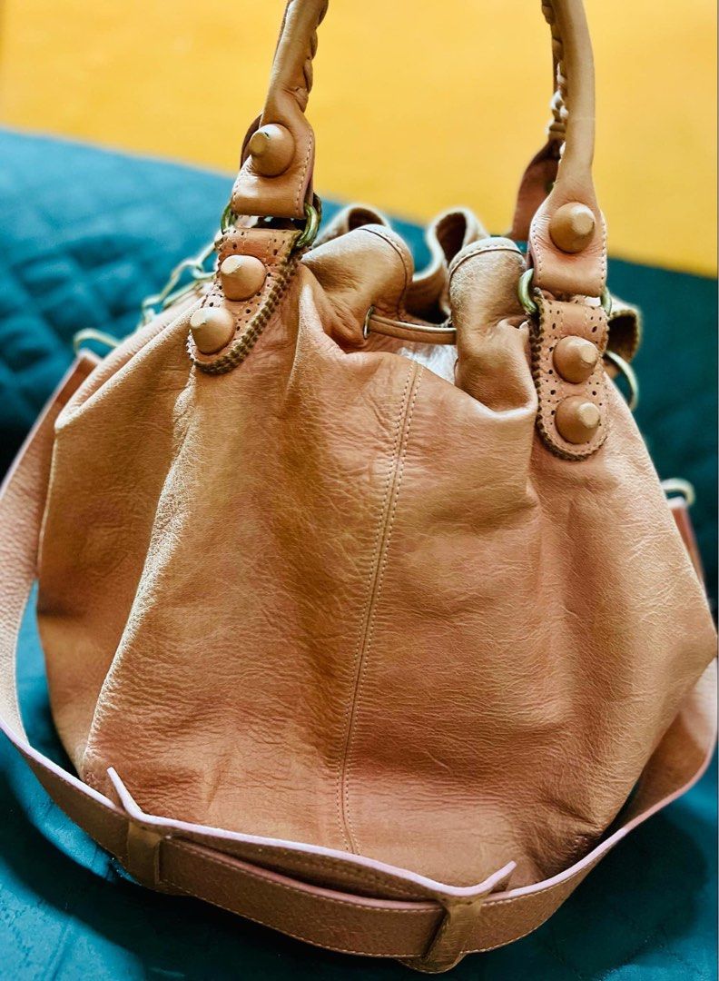 BAG Two way Large Size (Category: Shoulder Bags) located in Antipolo. Submitted by MSelection (Listing ID 1333347807, Image 3). Description: Only Sign of Used FREE SHIPPING by J&T.