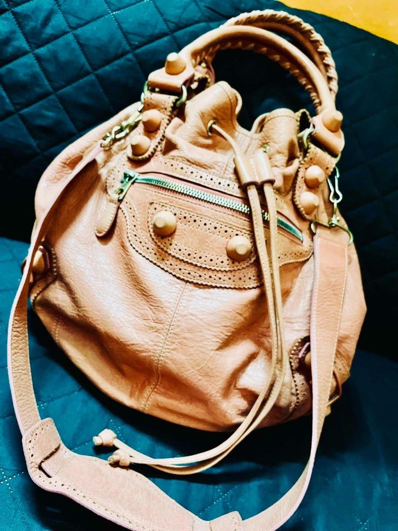 BAG Two way Large Size (Category: Shoulder Bags) located in Antipolo. Submitted by MSelection (Listing ID 1333347807, Image 1). Description: Only Sign of Used FREE SHIPPING by J&T.