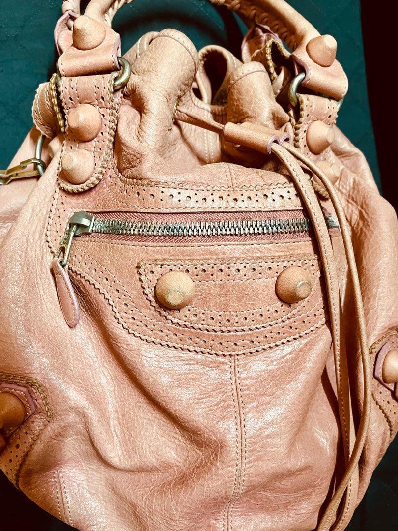 BAG Two way Large Size (Category: Shoulder Bags) located in Antipolo. Submitted by MSelection (Listing ID 1333347807, Image 2). Description: Only Sign of Used FREE SHIPPING by J&T.
