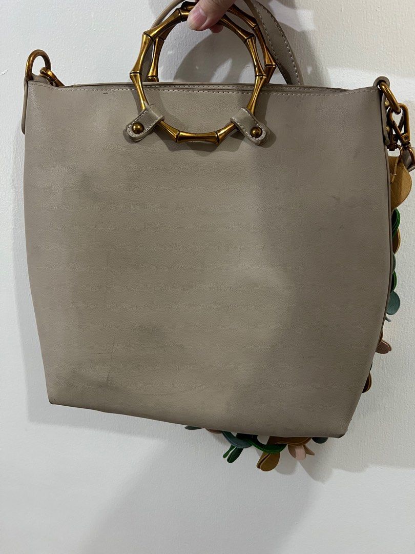 Fendi bag (Category: Luxury Bags & Wallets) located in Makati City. Submitted by maltitalibrary (Listing ID 1333393795, Image 2). Description: Fendi bag 2 in 1 bag The pouch can be converted into a kili bag or sling bag Issue May stain sa loob (not sure if you can remove it) There are some dirts and small stain outside of the bag (can give more photos).