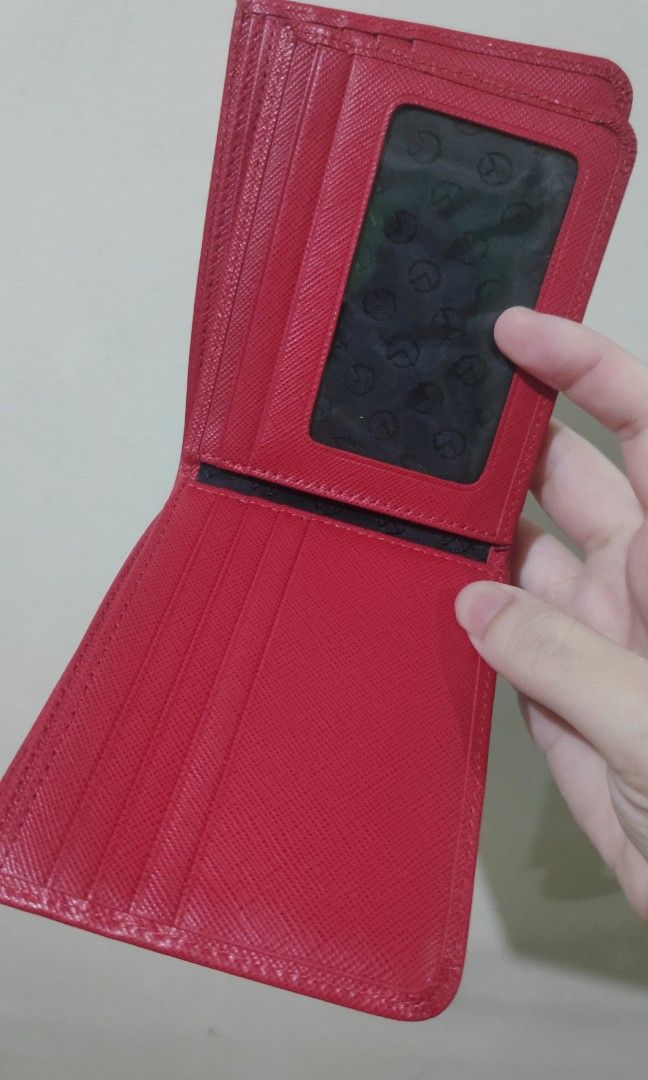 Goldline leather wallet (Category: Luxury Bags & Wallets) located in Quezon City. Submitted by pickitty (Listing ID 1333444732, Image 2). Description: bought in SG.