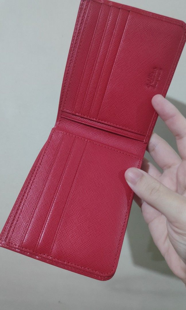 Goldline leather wallet (Category: Luxury Bags & Wallets) located in Quezon City. Submitted by pickitty (Listing ID 1333444732, Image 3). Description: bought in SG.